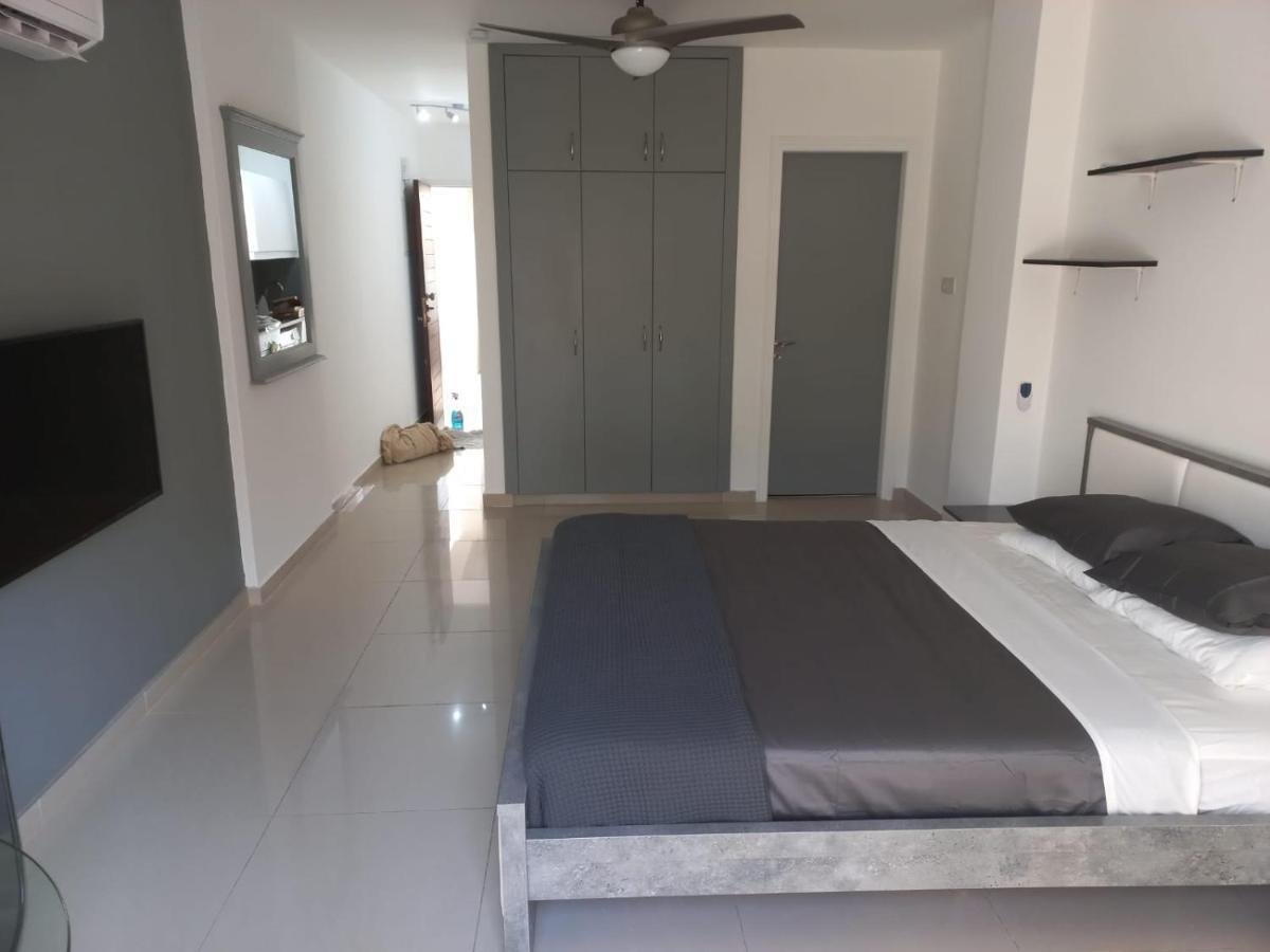 Modern Studio Apartment Armonia Court Paralimni Luaran gambar